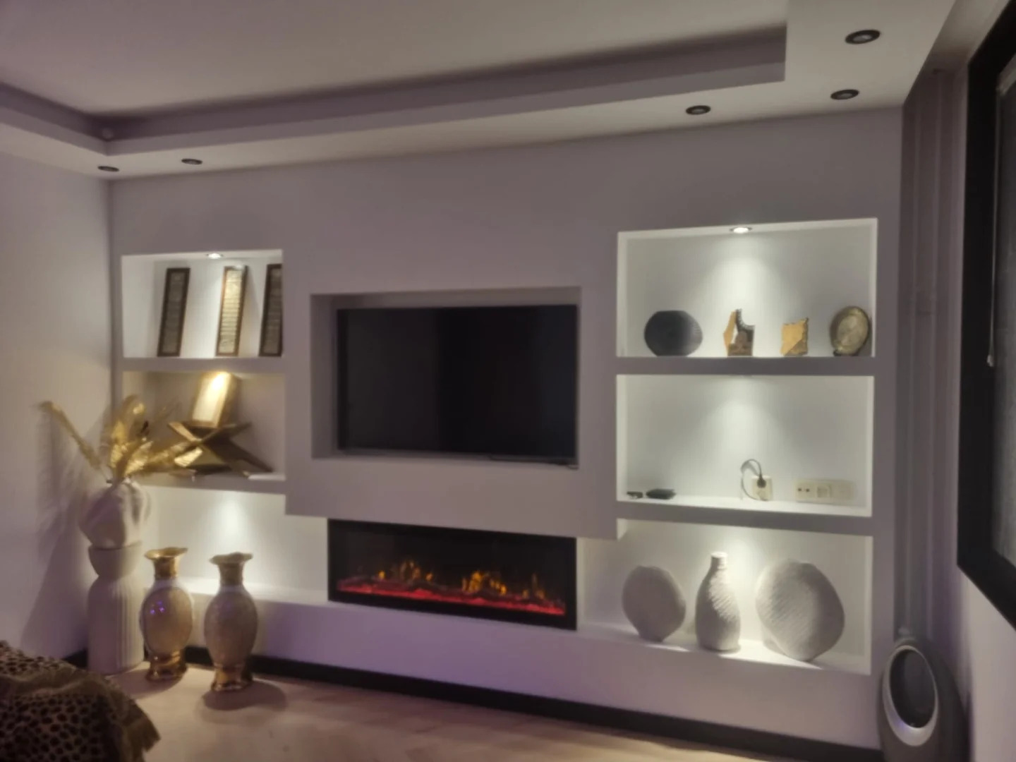 Woonkamer met tv-wand en verlaagd plafond