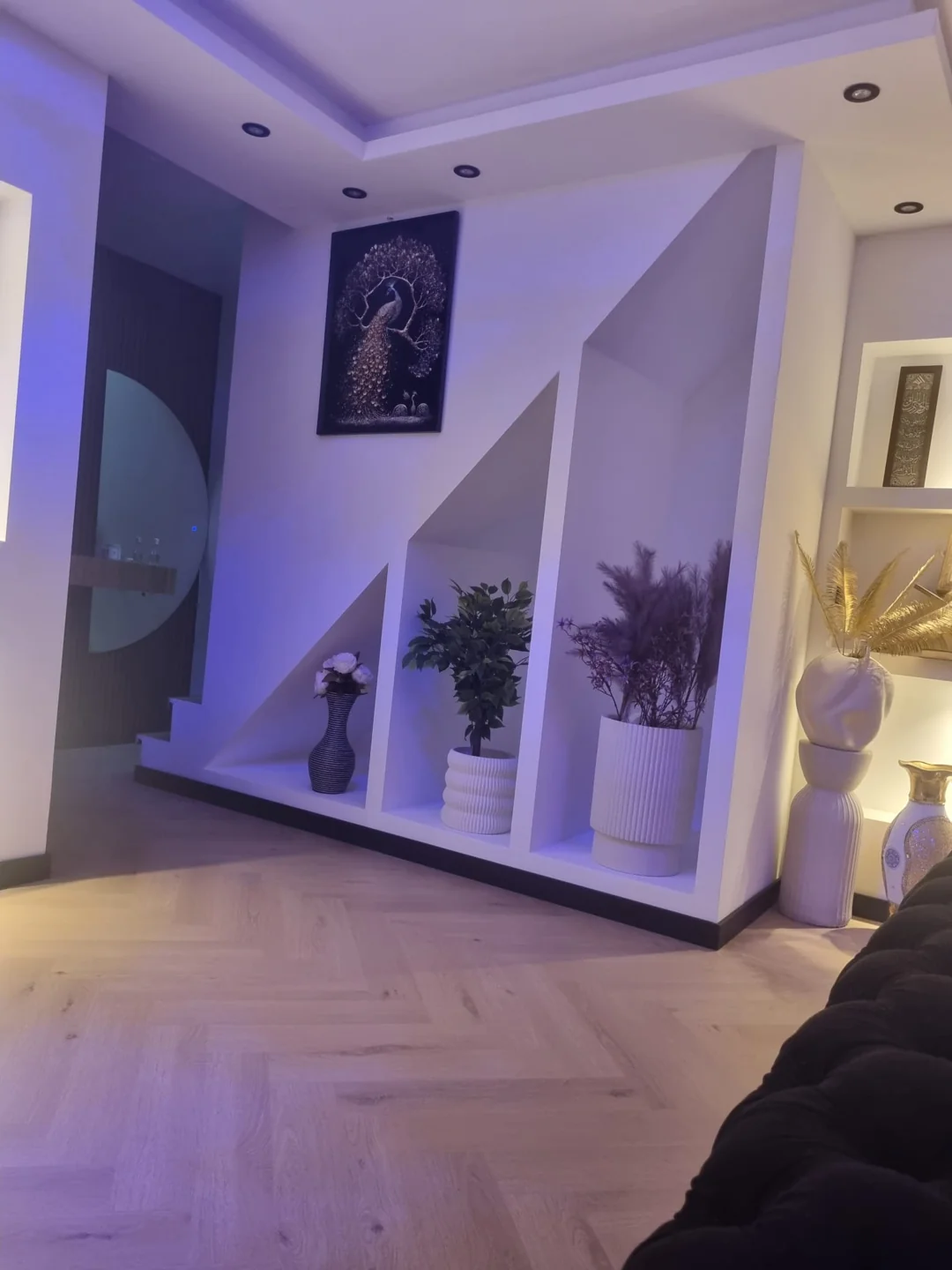 Verticale woonkameropname met paarse verlichting