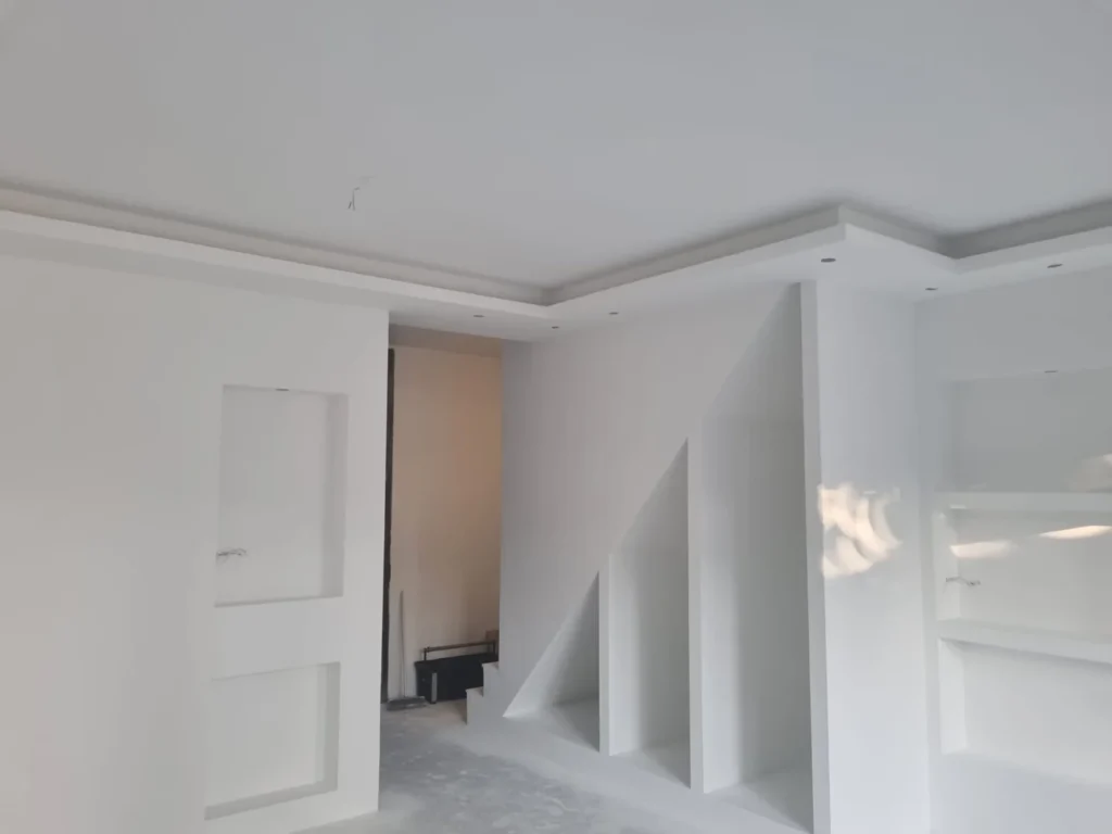 Witte wand en plafond met niches, vóór volledige inrichting