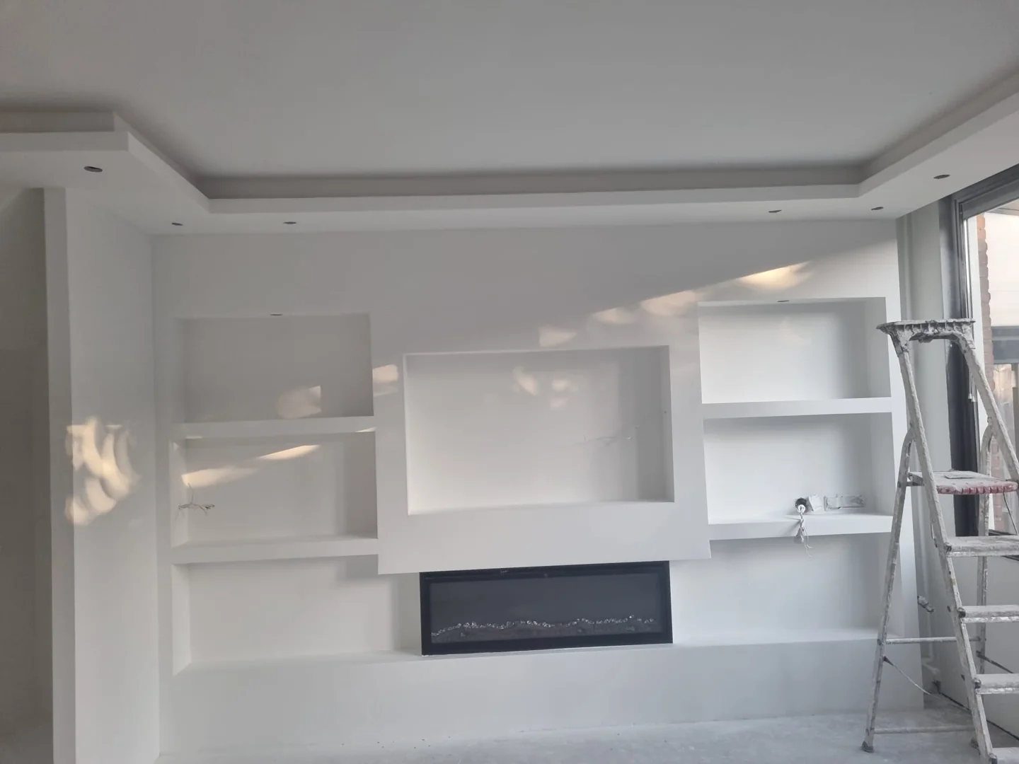 Witte tv-wand/plafond met ladder