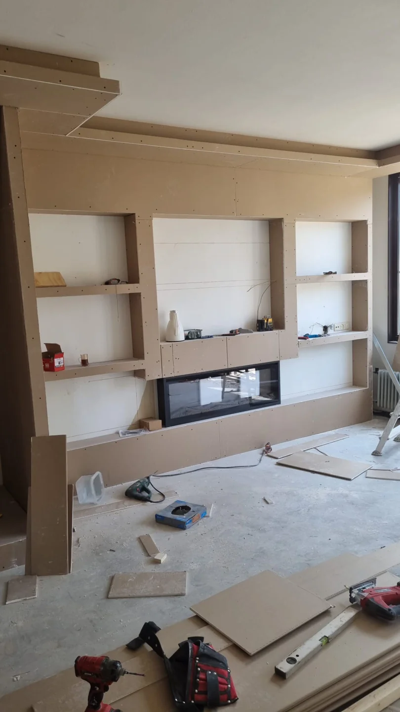 Constructie tv-wand in plaatmateriaal
