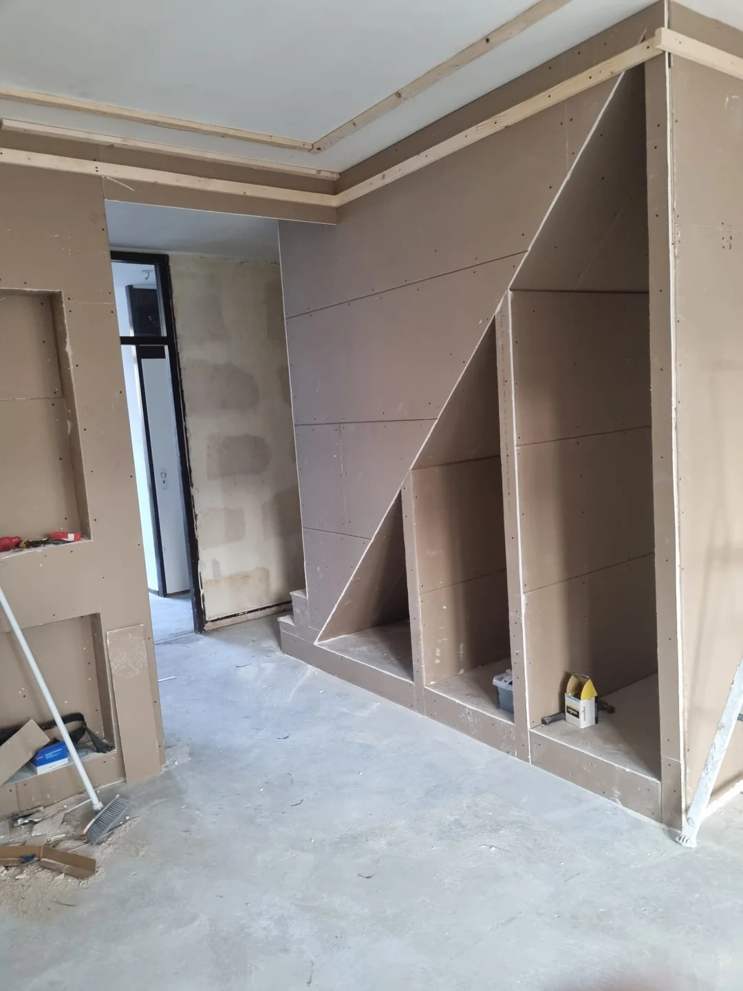 Wandconstructie en raam bij bouwwerk
