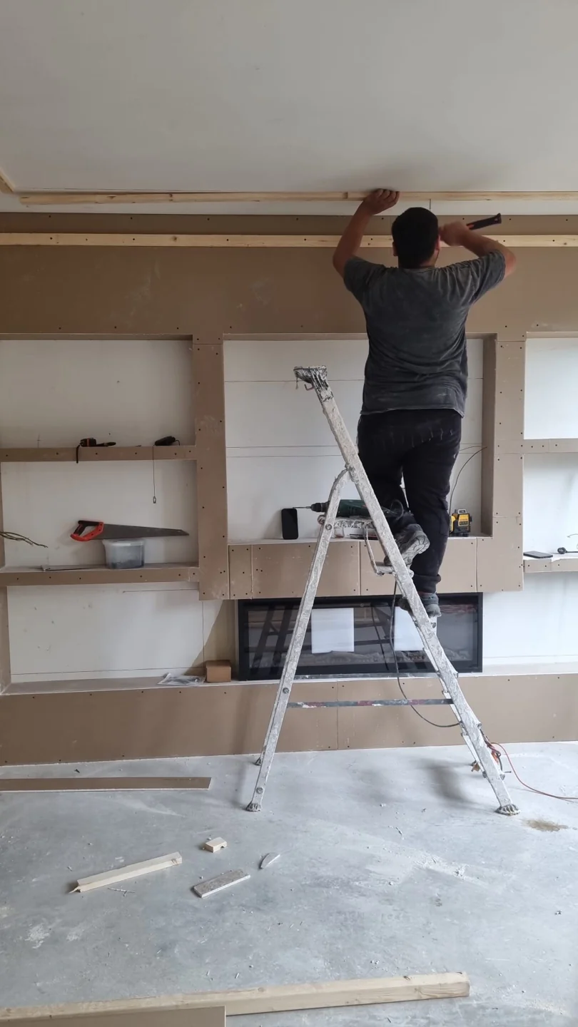 Medewerker op ladder bij constructie