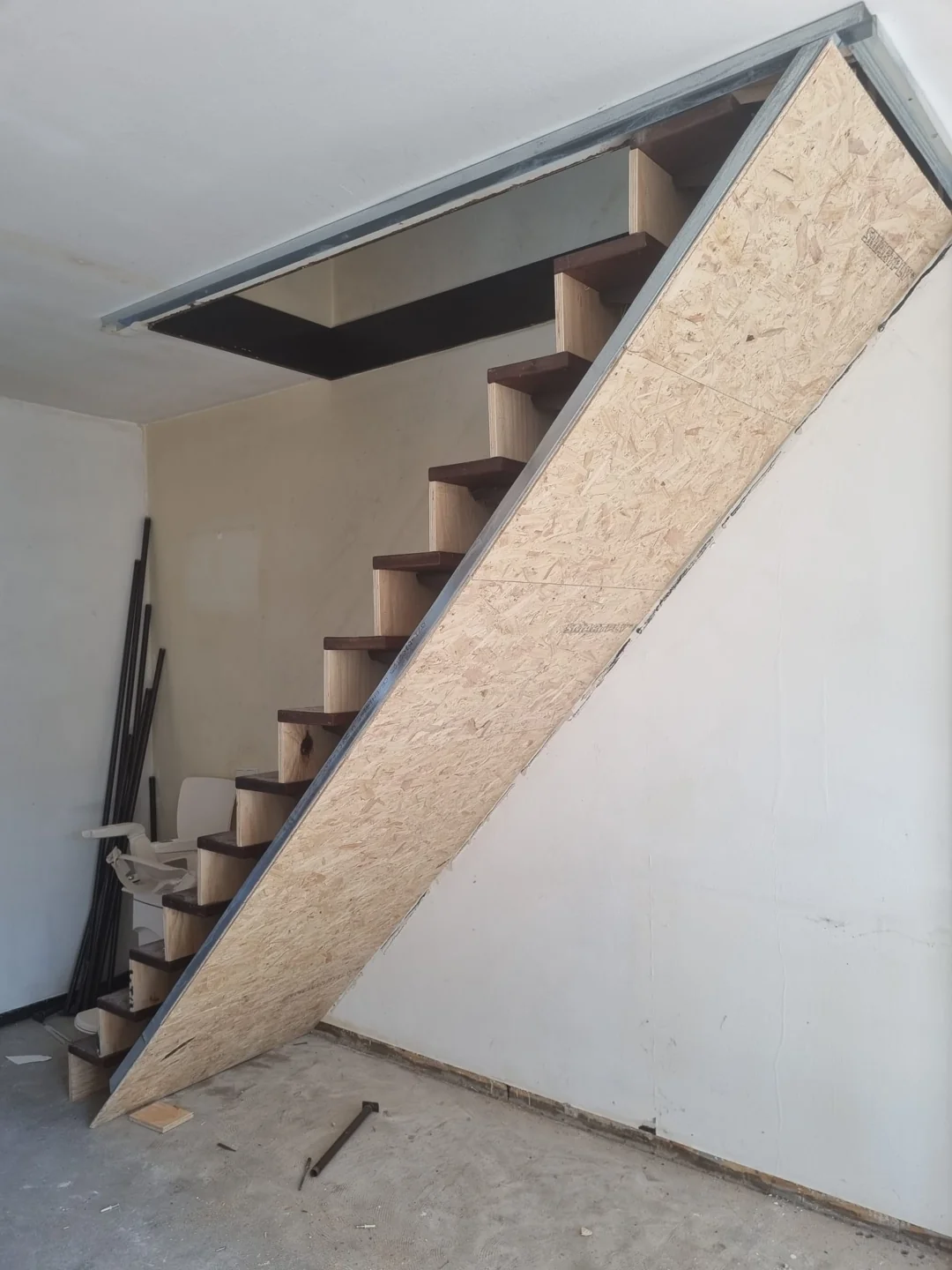 Trap/constructie met onafgewerkte vloer