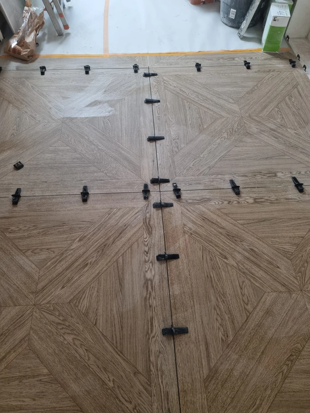 Houtlook vloerpatroon met tegelspacers