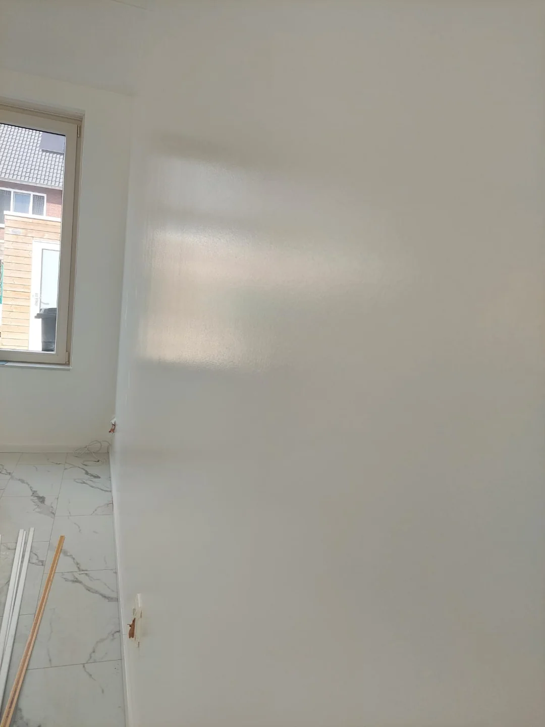 Lichte wand in kale ruimte met raam