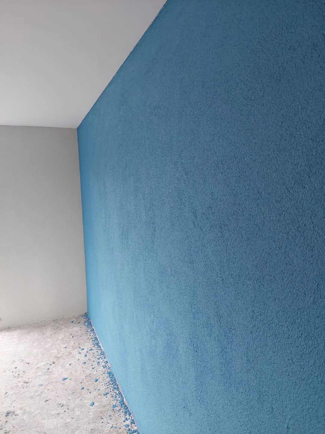 Blauwe gestructureerde wand in onaffe ruimte